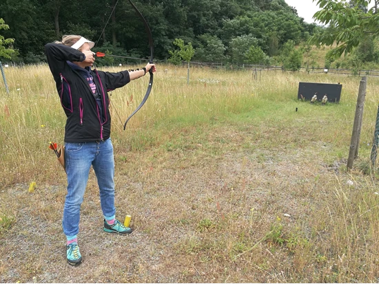 Betreiberin der Plattform bogensportinfo.com beim Bogenschießen