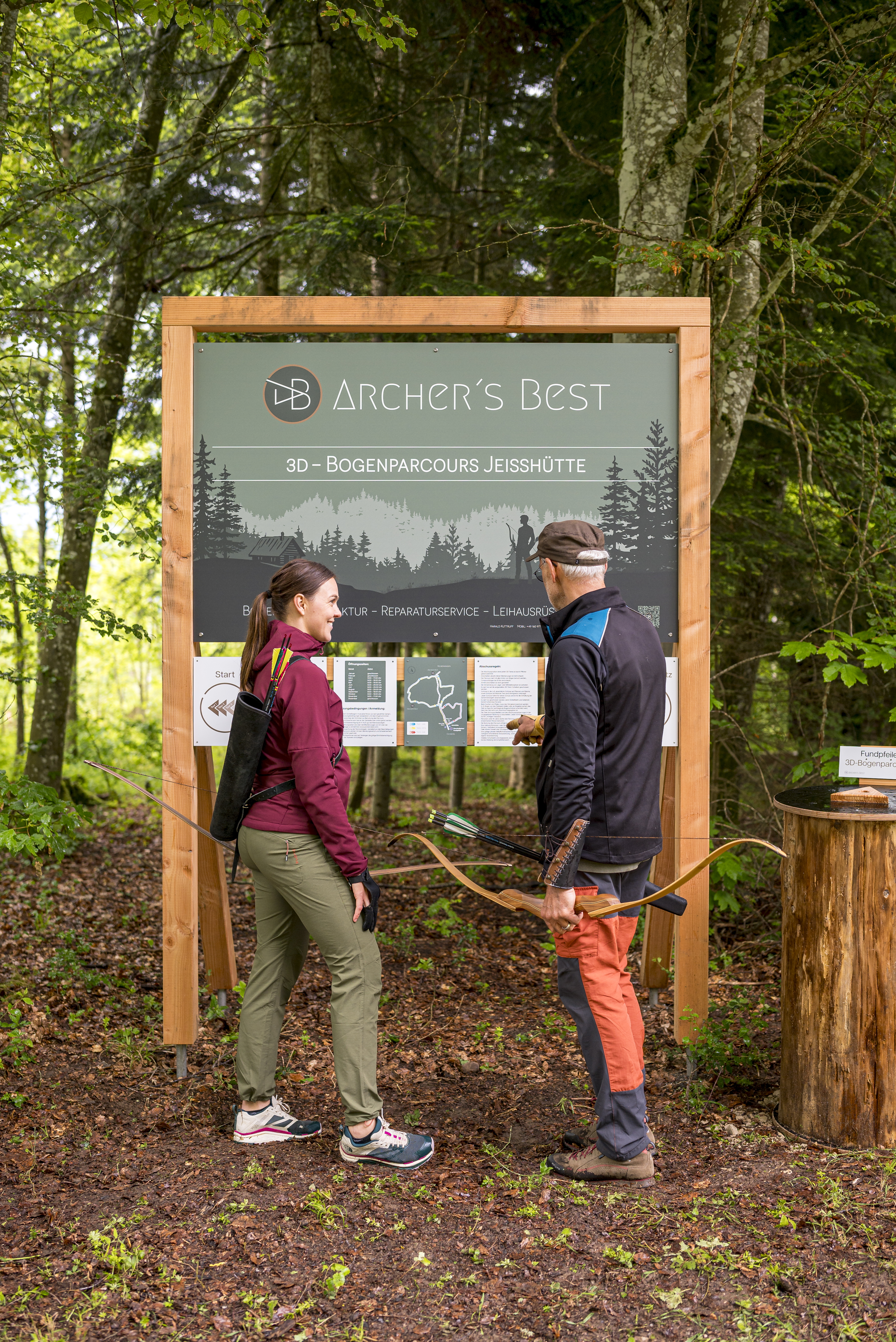 3D Parcour Bogenschießen - 
Herzlich Willkommen
im 3D-Parcours Jeisshütte 

 

Im Schatten des Eichbergs, dem Blumberger Hausberg, liegt in einer großen Waldlichtung die Jeisshütte.


Der Parcours führt durch den Hochwald des „Bärchenholzes“ und in das romantische Kennental. Hier hat man einen Weitblick in den Schwarzwald und bis zum höchsten Berg des Schwarzwaldes, dem Feldberg. 


Am Rande von Riedböhringen bei Blumberg ist in herrlicher Natur eine Parcoursanlage mit derzeit 39 Stationen und mehr als 70
3D Zielen entstanden.


Der Parcours ist als Rundweg in Form einer Acht in gut begehbarem Gelände auf einer Strecke von ca. 6 km angelegt. Der Parcours ist in 3 Abschnitte aufgeteilt kurz mittel und lang 

Aussichtspunkte mit Sitzgelegenheiten laden zum Verweilen ein.

Herausforderungen von leicht bis anspruchsvoll versprechen ein Erlebnis der besonderen Art.


Hier kann man mit der ganzen Familie Entspannung, Ruhe aber auch Abenteuer finden. Mit Pfeil und Bogen der Natur auf der Spur.


Der Parcours kann mit eigener Ausrüstung oder Leihausrüstung begangen werden.


Die Parcoursanlage ist für traditionelle Bogenschützen als auch für Compoundbogenschützen ausgelegt.
 - 3D Bogenparcours Jeisshütte von Archer´s Best