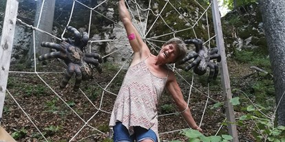 Parcours - Kurse: Einsteigerkurse - Die Karin war unvorsichtig und ist der Spinne ins Netz gegangen. Daher Vorsicht bei der Felswand! Mehrere Spinnen lauern dort! - Die Bogenflüsterei