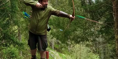 Parcours - Marken: elTORO Archery - Niederhofen (Stainach-Pürgg) - Maks in Aktion im Wald, der Pfeil hats anscheinend ganz schön eilig =D - Max Archery