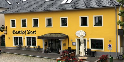 Parcours - Ausstattung Beherberung: Parkplatz beim der Unterkunft - Österreich - Gasthof Post