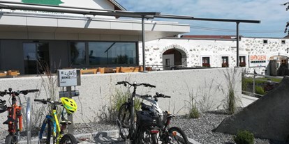 Parcours - Ausstattung Beherberung: Parkplatz beim der Unterkunft - Mühlviertel - Gasthaus zum Waldlehrpfad