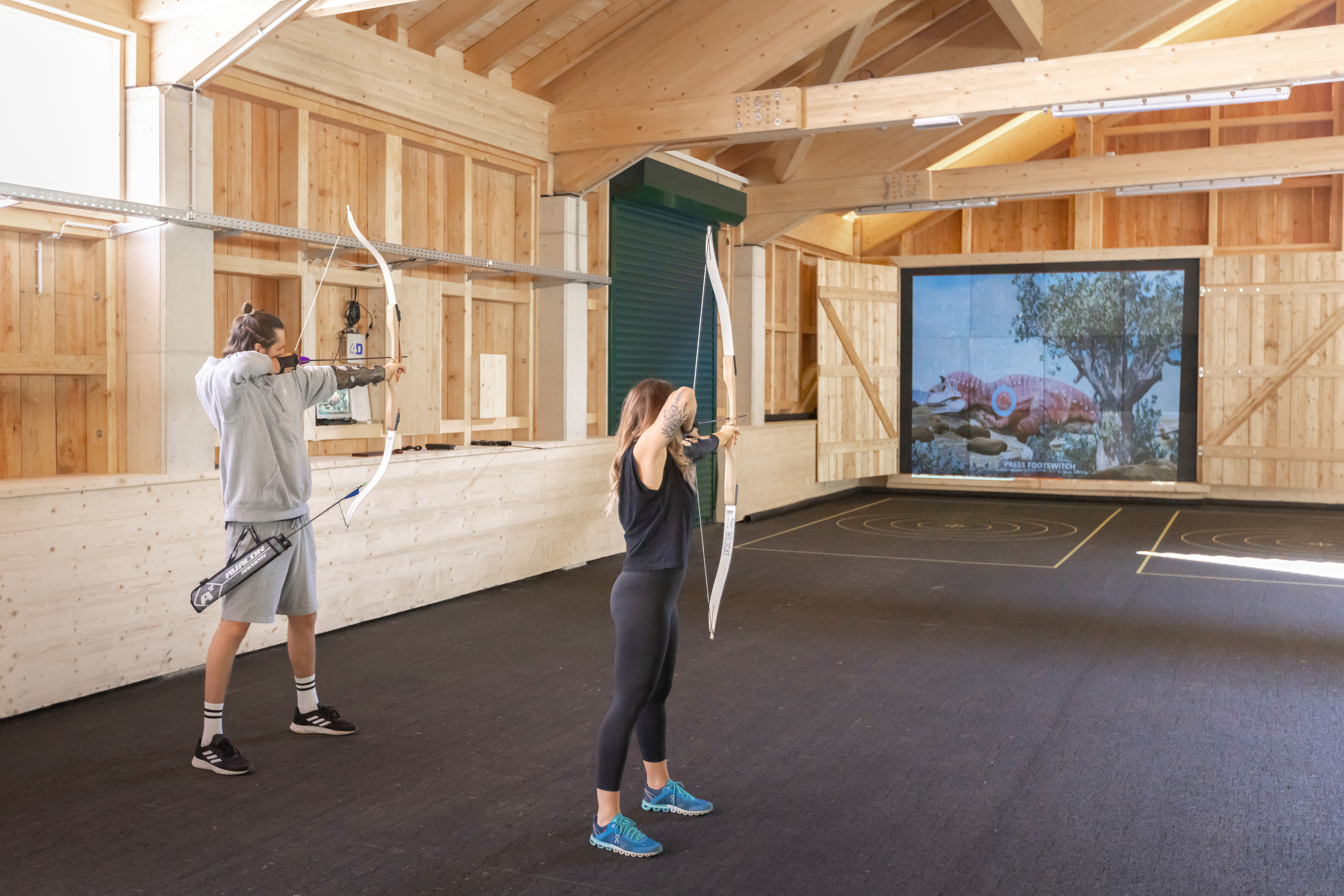 3D Parcour Bogenschießen: Paar im 4D-Bogenkino in der Freizeithalle im Narzissendorf Zloam - 4D-Bogenkino Zloam