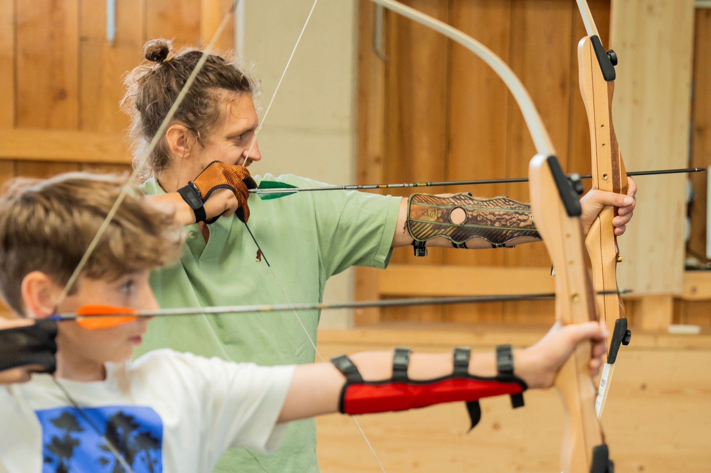 3D Parcour Bogenschießen: Familie im 4D-Bogenkino in der Freizeithalle im Narzissendorf Zloam - 4D-Bogenkino Zloam