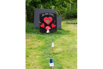 3D - Parcour: Der Parcours befindet sich im Deggenhausertal, welches auch das "Tal der Liebe" genannt wird.
Ziel ist es, durch das rote Herz zu schießen und das grüne Herz auf der 2. Platte zu treffen! - Bogenparcours Lellwangen am Standort Magetsweiler