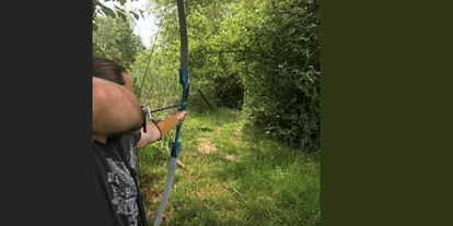 3D archery course - Kaufering - Durch das Gebüsch und über einen Teich steht das Ziel. Das weckt das Jagdfieber oder war es die Angst um die Pfeile? - Gut Moosmühle