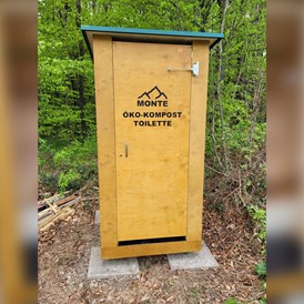 3D - Parcour: Der Ort für Eure Notdurft.
Unseren Schützen steht eine eigene Toilette zur Verfügung. Es handelt sich dabei um eine umweltfreundliche Komposttoilette. - Bogenparcours Scheiblingstein