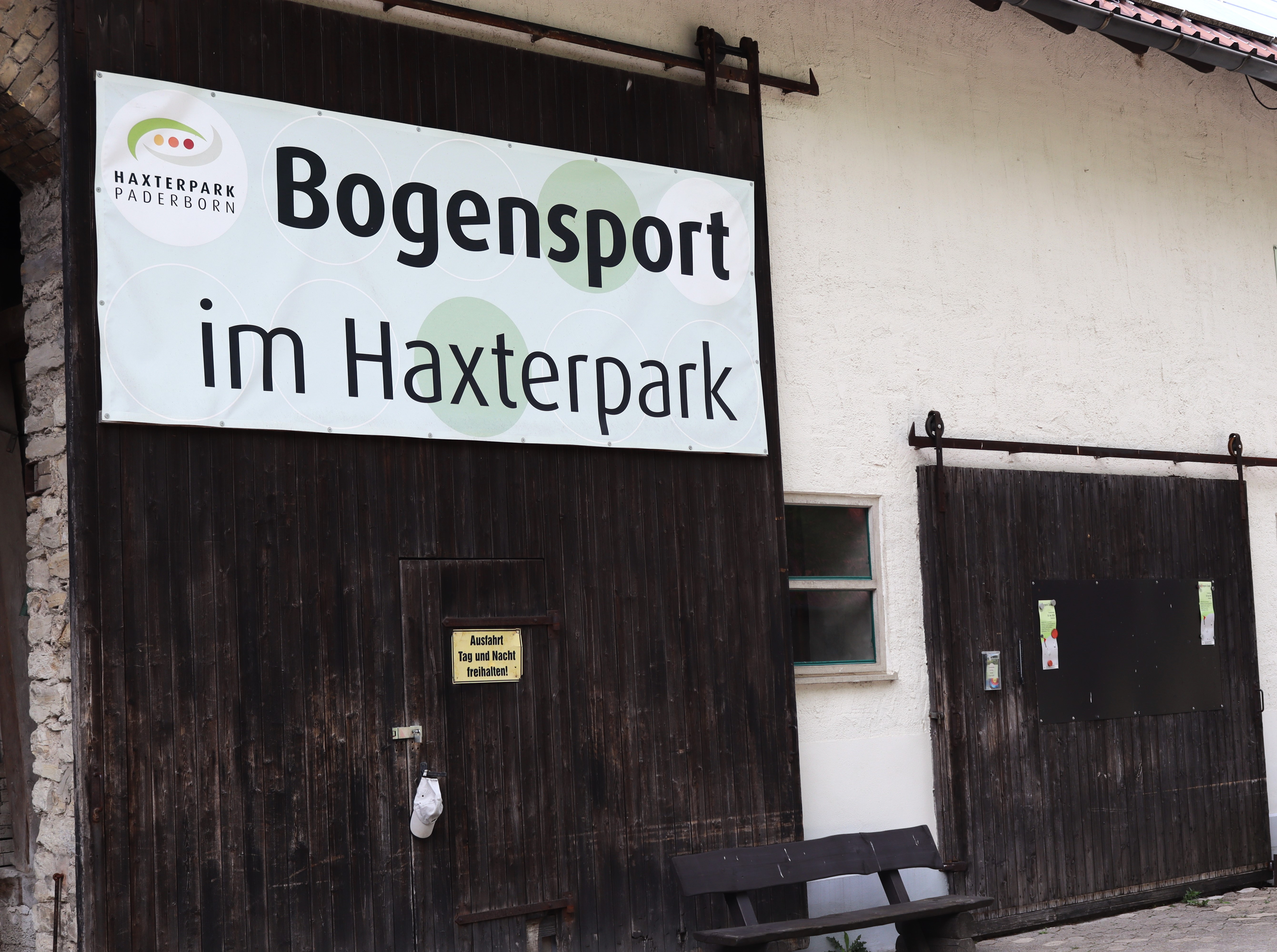 Einkaufen: Eingang zum Bogensport - Bogensport im Haxterpark GmbH