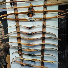 Einkaufen: Shrewbows made by Henry Bodnik. 
Die kürzesten Langbögen mit der Wurfleistung eines Recurve. AUch hier gilt die 30 jährige Garantie - Bogensport Regensburg
