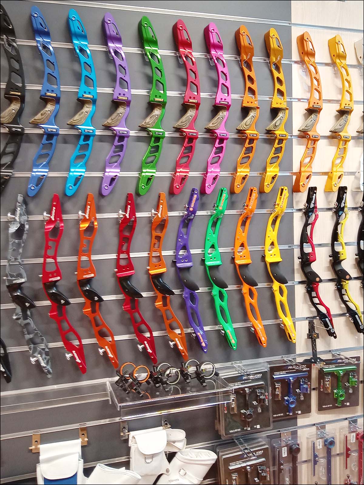 Einkaufen: Bogenwand im Lager 2. - ACS archery center schweiz