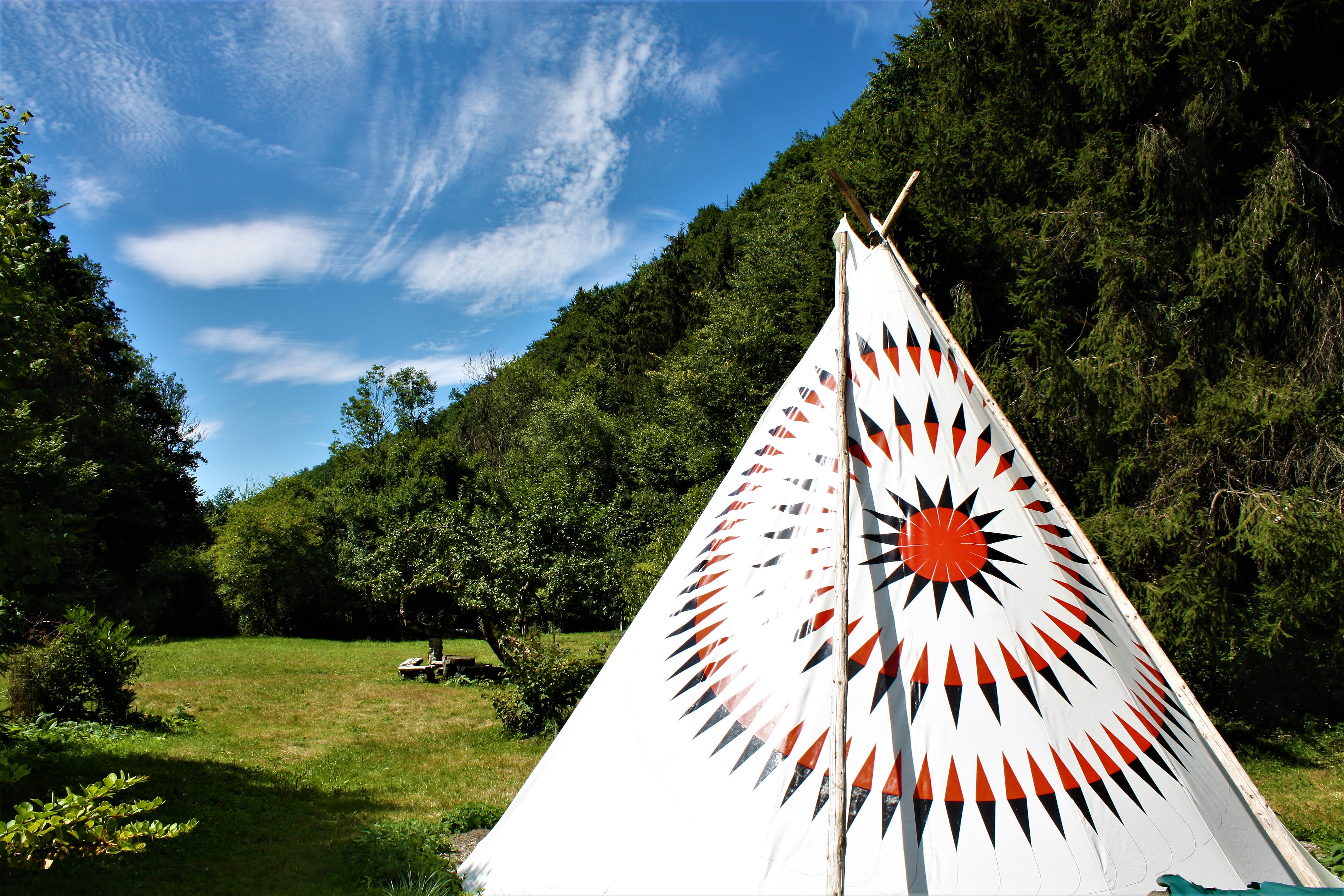 3D Parcour Bogensport - Deutschland - Das Tipi “Feathered Sun” bietet mit einem erhöhten Schlafpodest und Schlafunterlagen Platz für maximal 5 Erwachsene. - Wamputah - Andreas Schmidt