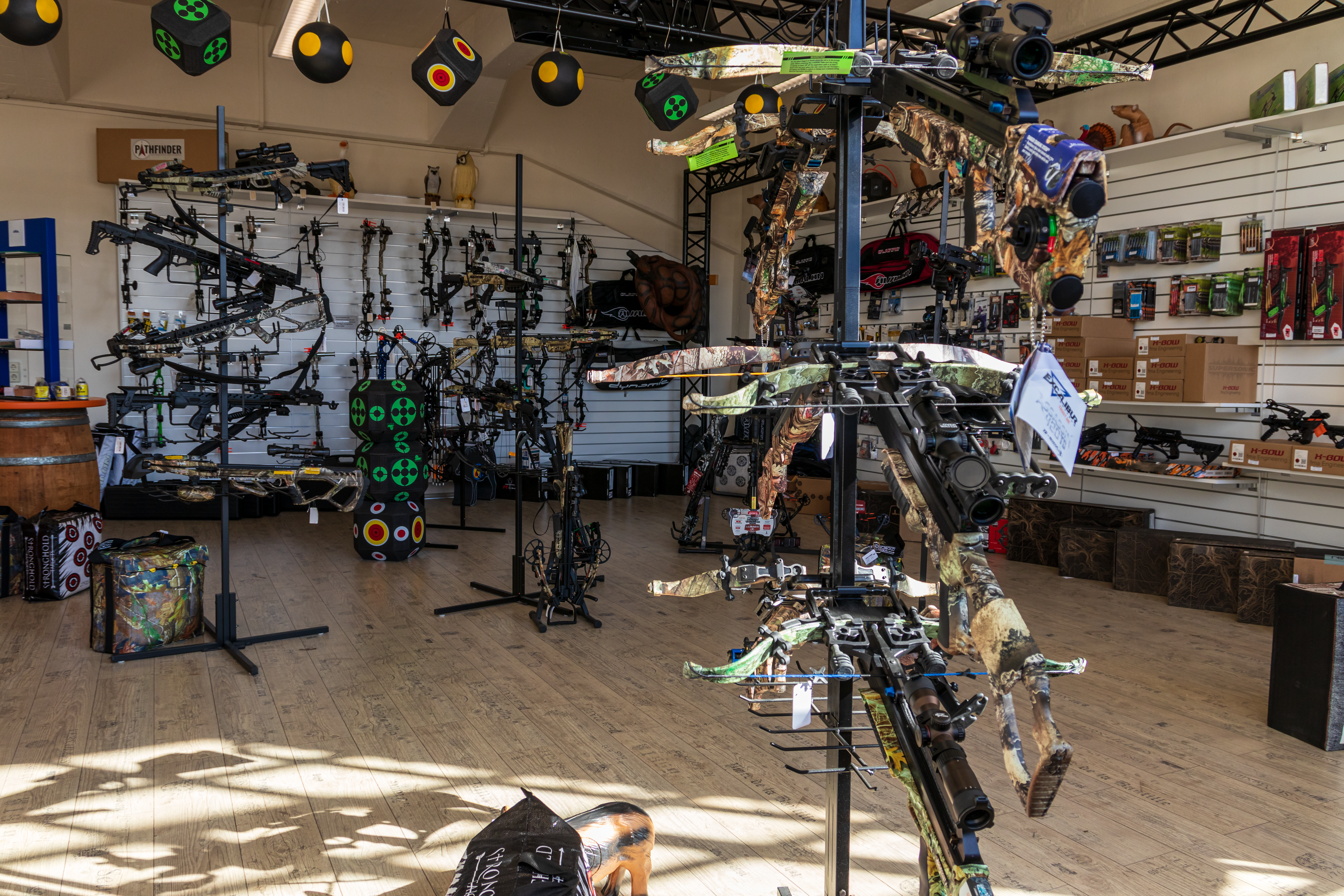 Einkaufen: Unsere Armbrust-Abteilung mit echten Kraftpaketen, auf Wunsch auch zielsicher eingeschossen. - BogenSportWelt Anklam