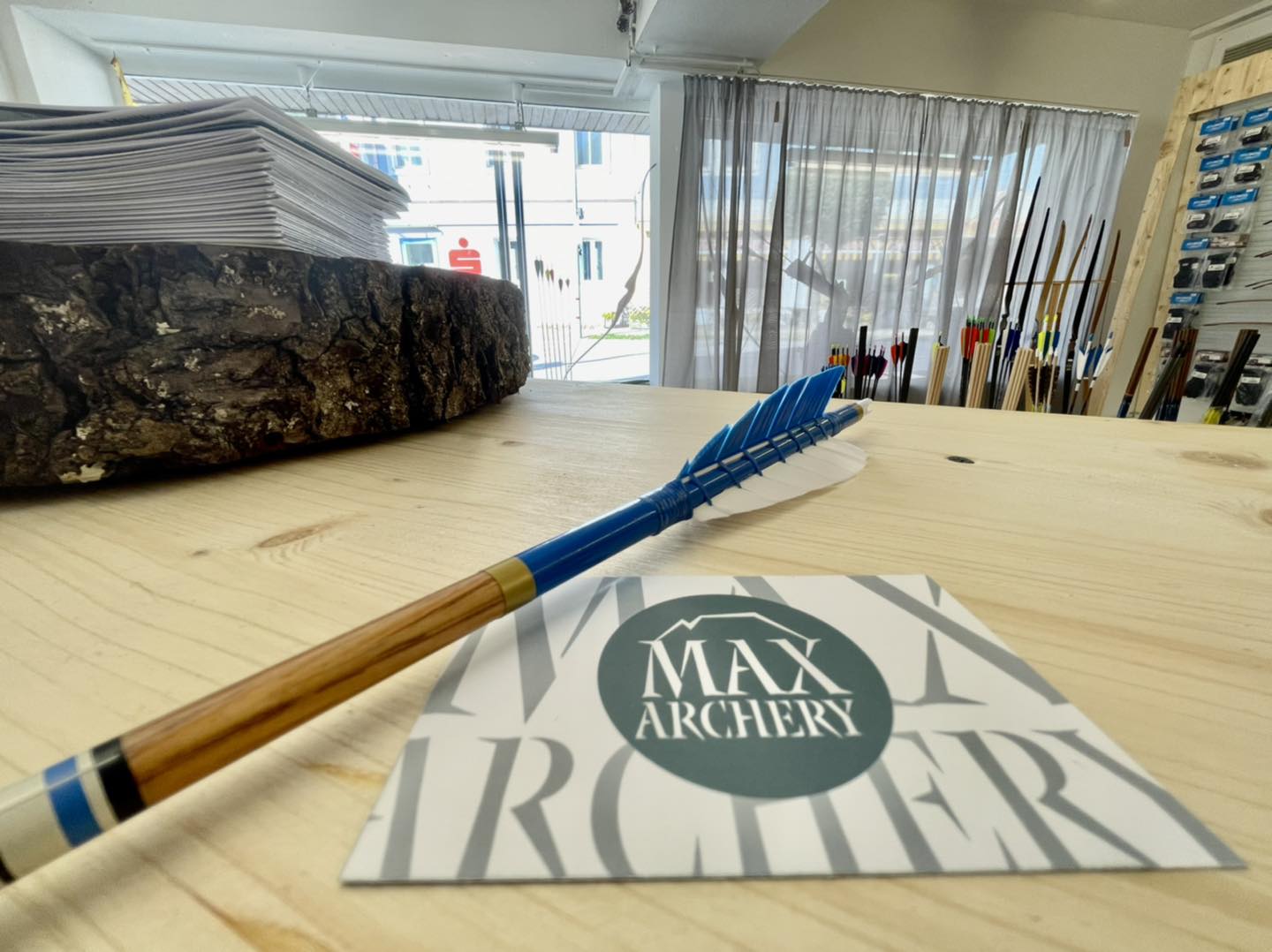 Einkaufen: Ein Blick vom Tresen Richtung Auslage, zufällig wieder ein Pfeil nach Kundenwunsch im Bild =) - Max Archery