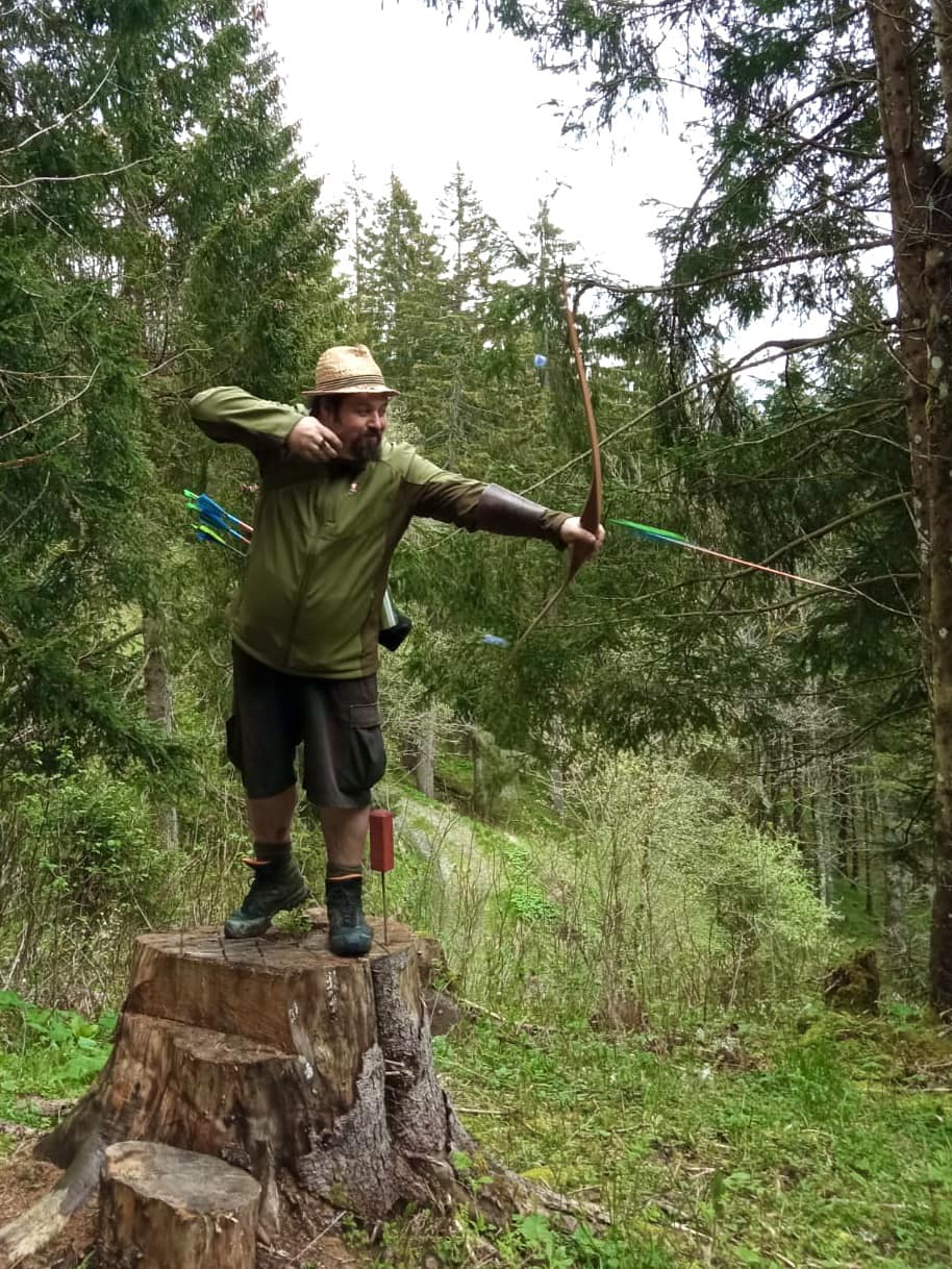Einkaufen: Maks in Aktion im Wald, der Pfeil hats anscheinend ganz schön eilig =D - Max Archery