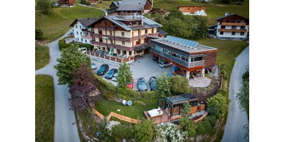 Parcours - Ausstattung Beherberung: Parkplatz beim der Unterkunft - Österreich - Hotel Dunza